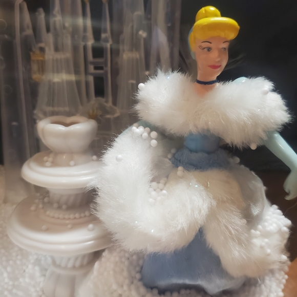 Jumbo DISNEY Shopping Princess CINDERELLA Snow Globe Musical CHRISTMAS by Gemmy - Picture 4 of 10